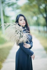 古装轻悬疑剧御赐小仵作封面，女主角身着古装手持验尸工具，表情认真，背景明亮官衙